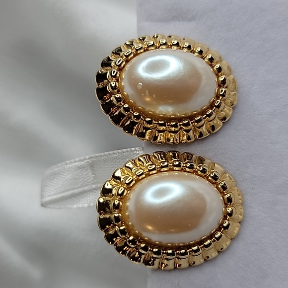 Vintage Faux Pearl Gold tone Monet Clip on earrings - Picture 1 of 16